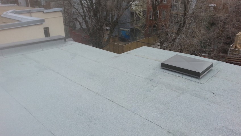 Vue extérieure d'un toit plat réalisé par l'équipe de couvreurs de toiture à Montréal