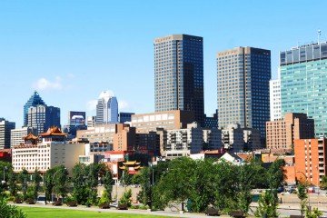 vue du centre-ville montrant les toitures commerciales à Montréal - service de couvreur professionnel