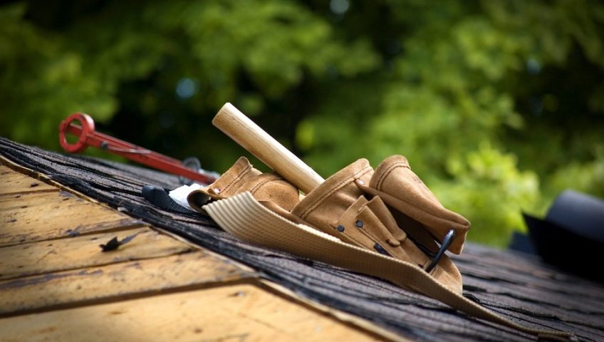 Vue extérieure et outils sur une toiture à Laval