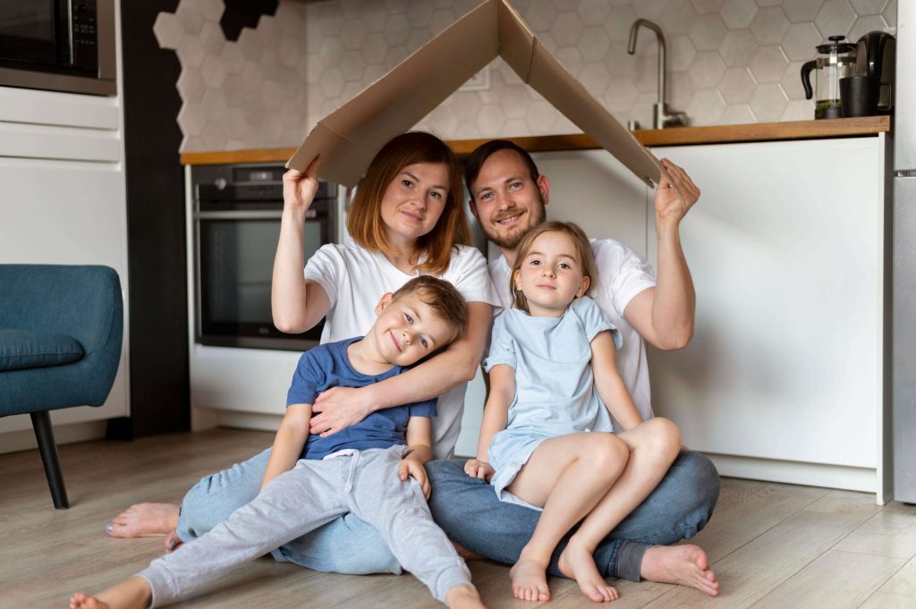 Une famille souhaitant procéder à l'isolation de son toit